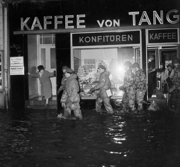 Das Foto zeigt die überflutete Innenstadt Elmshorns während der Flutkatastrophe im Februar 1962.