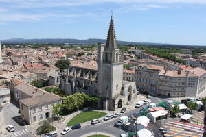 Im Zentrum der Stadt Tarascon steht eine große Kirche.