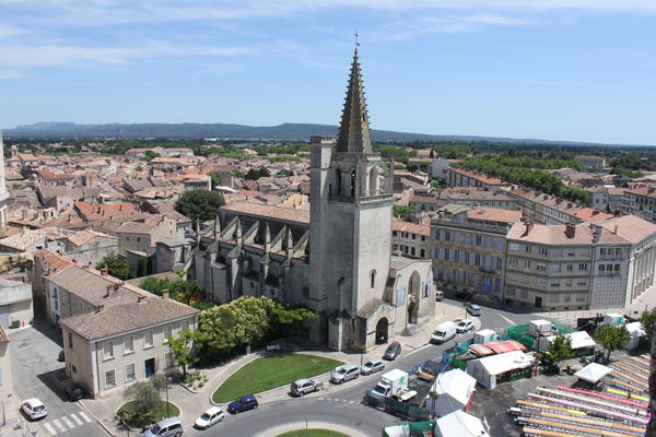 Im Zentrum der Stadt Tarascon steht eine große Kirche.