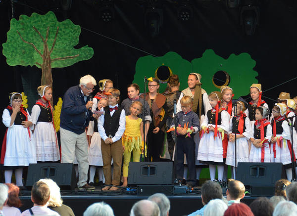 Der Kinderchor auf der Konzertbühne des plattdeutschen Festivals.