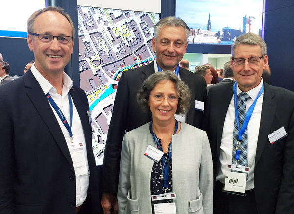 Bürgermeister Volker Hatje (v.l.), die Wirtschaftsförderer Angelika von Bargen und Thomas Becken sowie Dr. Harald Schroers (WEP) auf der Messe Expo Real.