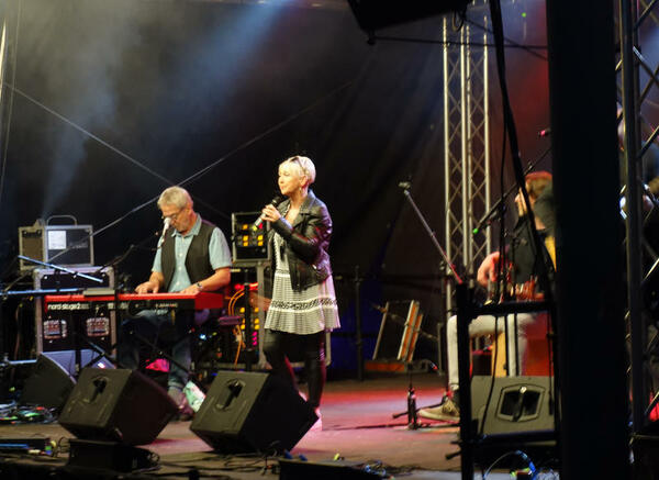 Die Band spielt auf der beleuchteten  Bühne des plattdeutschen Festivals.