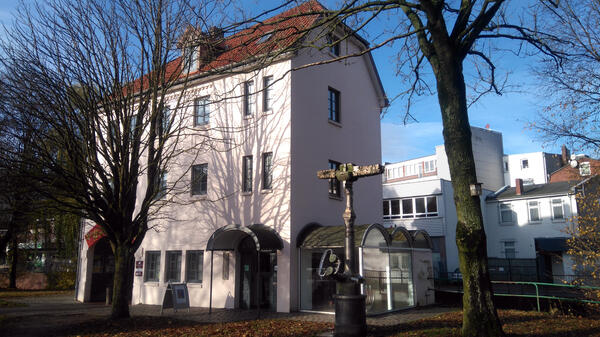 Der Kunstverein Elmshorn e. V. hat seinen Sitz im Torhaus.