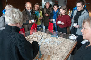 Katharina Jantzen vom Amt für Stadtentwicklung erläuterte den Planern das Stadtmodell.