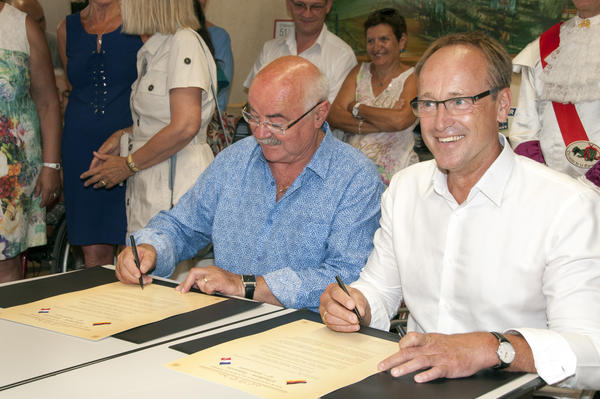 Die Bürgermeister Lucien Limousin (links) und Volker Hatje bei der Unterzeichnung der Urkunde.