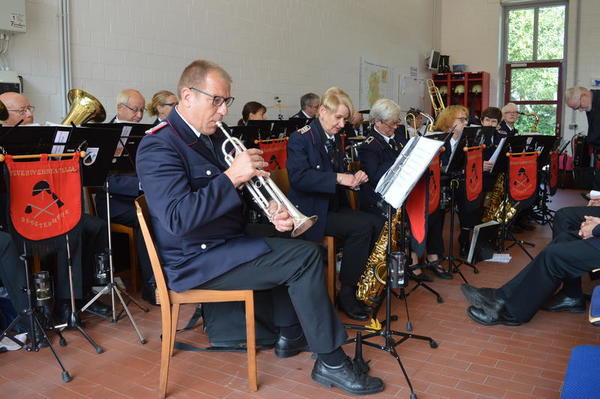 Mitglieder der Musikkapelle spielen Blasinstrumente.