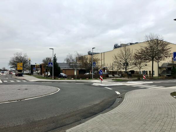 Ein Verkehrsknotenpunktim Industriegebiet Süd - der Kreisverkehr an der Lise-Meitner-Straße.