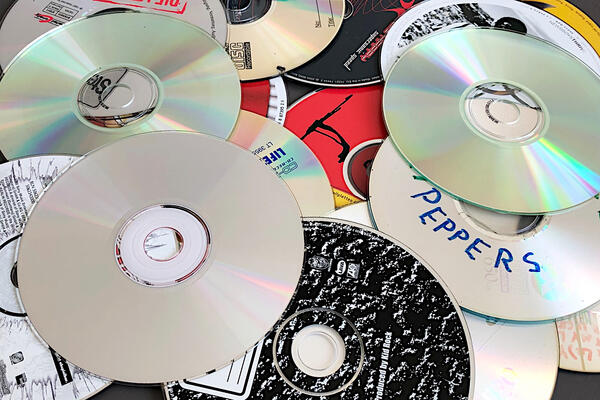 Viele CDs liegen kreuz und quer übereinander.