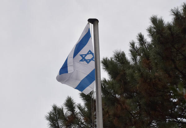 Israelische Flagge am Rathaus Elmshorn gehisst